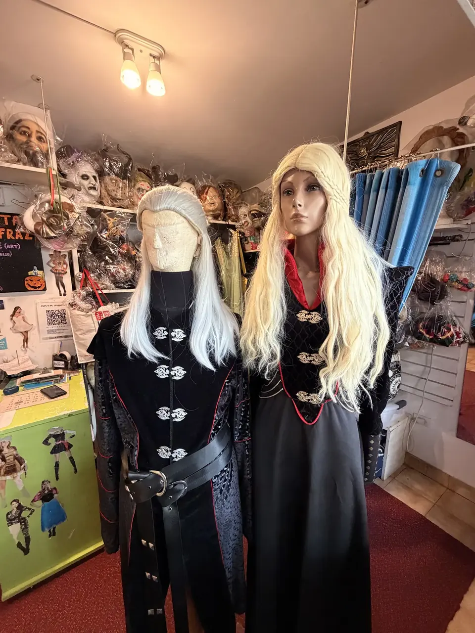 Disfraces exhibidos en el showroom de Disfraces Brujas
